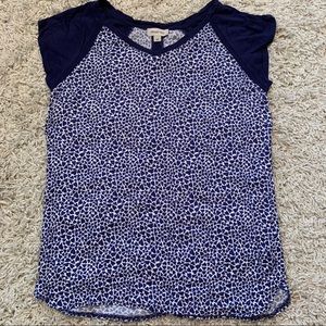 🌻3 for $15- Heart patterned navy and white tee